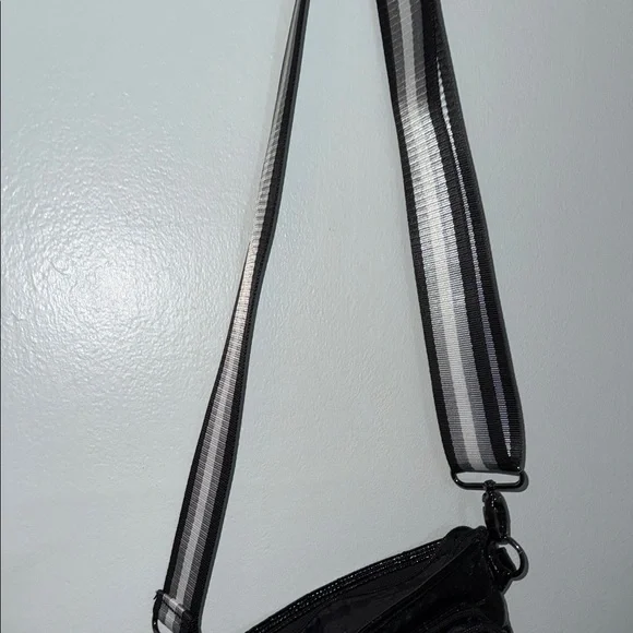 THINK ROYLN Sleek Black Bag - Picture 5 of 10